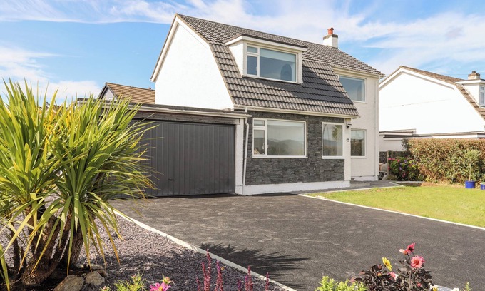 Menai Bridge House | DOLWYN, pet friendly, character holiday cottage in Llandegfan