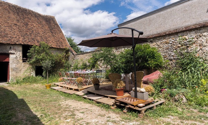 Chatillon-Sur-Loire House | Domaine Carré de Dames with jacuzzi and garden