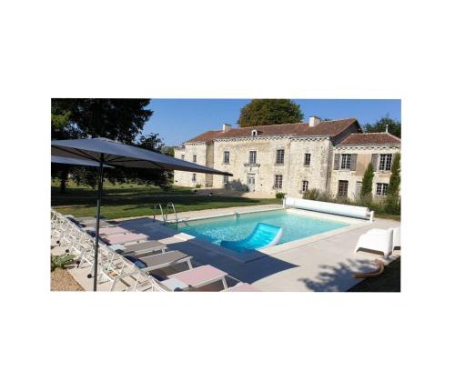 Monts-sur-Guesnes Bed & Breakfast | Domaine de Bourgville