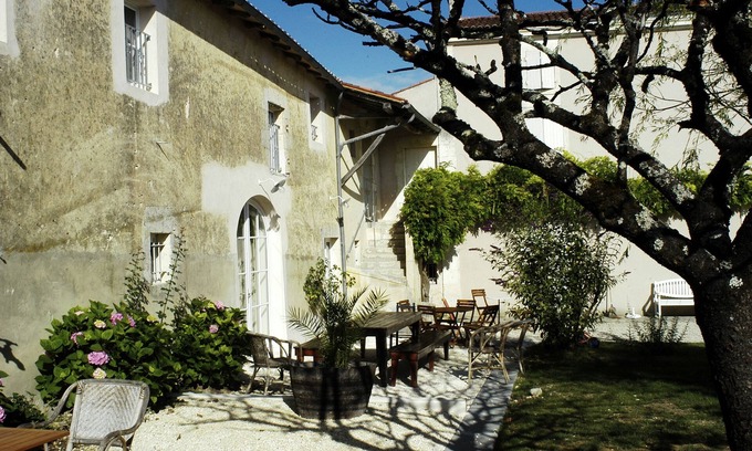 Asnieres-la-Giraud Apartment | Domaine de la Laigne