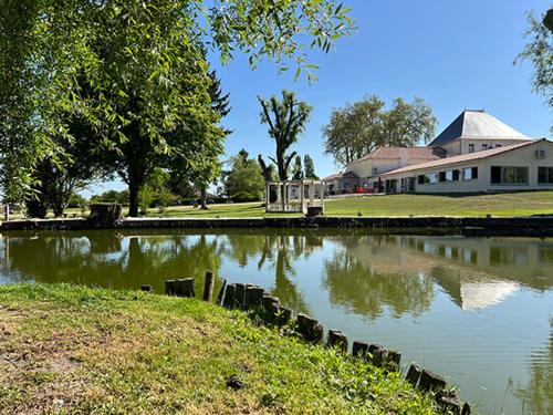 Roullet-Saint-Estephe Hotel | Domaine de Roullet