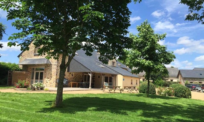Villiers-Charlemagne House | Domaine Des Mille Oiseaux