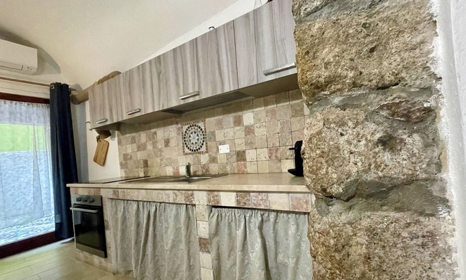 Bosa Historic Centre Apartment | Domo Mea 18th century modern quietly located near castle 🅿️& historic center