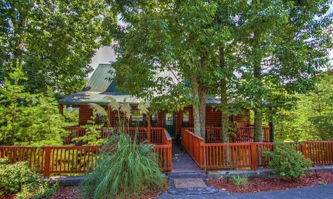 Sevierville Cabin | Don't be shy.Visit the mountains! Amazing Views, King Bedrooms, Secluded.