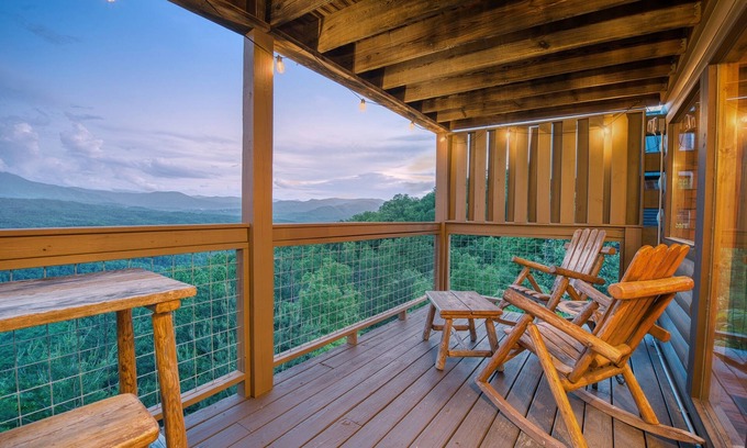 Gatlinburg - Pigeon Forge Cabin | Don't miss the Breathtaking Views from this Cabin