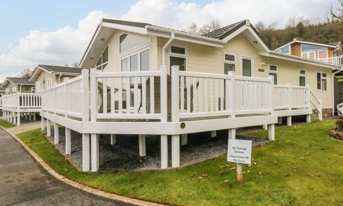 Amroth Cottage | DONO'S LODGE, pet friendly, with a garden in Kilgetty