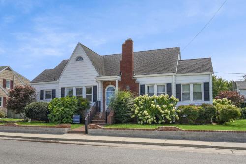 Chincoteague House | Donovan's Reef - Pet friendly, In Town!