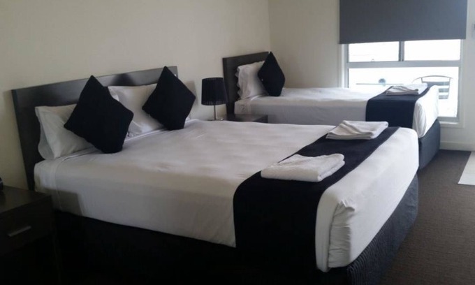 Capella Hotel | Dooleys Capella Tavern and Motel