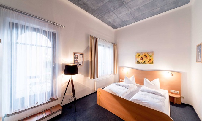 Magdeburg House | Doppelzimmer Basic mit Terrasse - Arthotel Magdeburg Gmbh