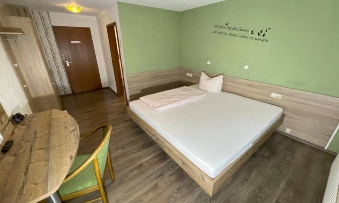 Ottenhausen Apartment | Doppelzimmer mit Balkon - Gästehaus Rössle 8