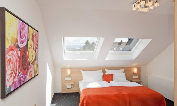 Mengen Apartment | Doppelzimmer mit Doppelbett, Flachbildfernseher und Badezimmer