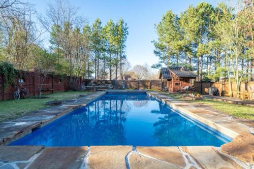 Clarksville House | Doras Dutch Cottage Charmer with Swimming Pool