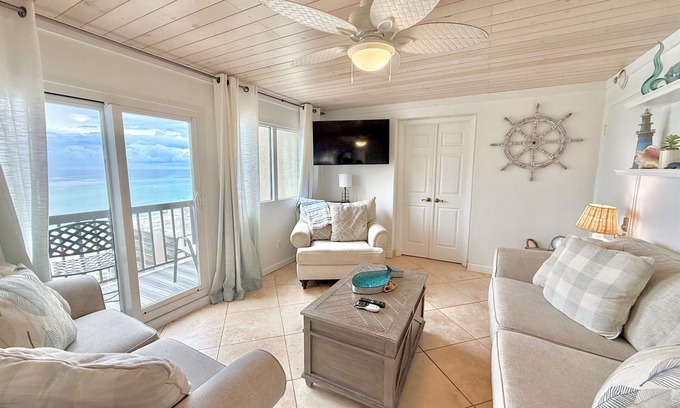 Sunnyside Condo | Dose of the Coast at Pinnacle Port