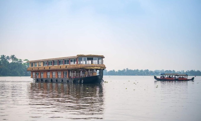 Alappuzha Boat Rental | Double-Decker floating Deluxe Houseboat
