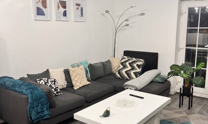 Leeds Apartment | Double en-suite bedroom with a kingsized bed in a shared 2 bedroom apartment.