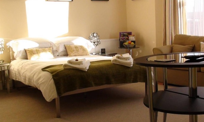 Park Apartment | Double-Ensuite- 2 Split Level Sofa Myfanwy Studio