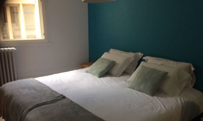 Chinon Bed & Breakfast | Double room-Classic-Ensuite with Shower-City view-1er étage
