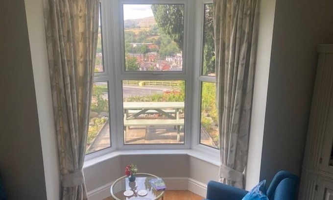 Llangollen Apartment | Double room-Ensuite with Shower-Landmark view