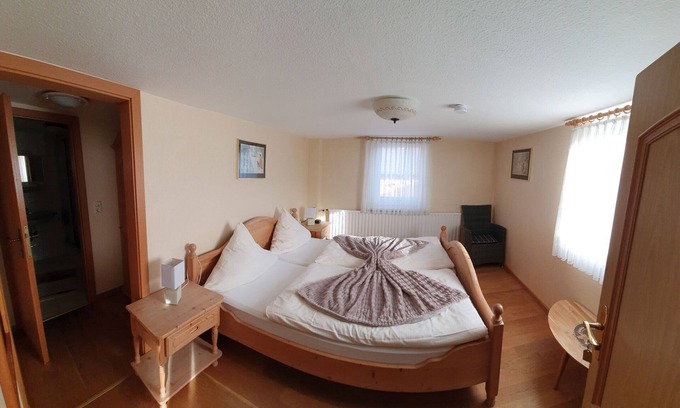 Sorpetal Apartment | Double room "Hofblick 1" 15sqm
