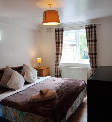 Furzedown House | Double room in London