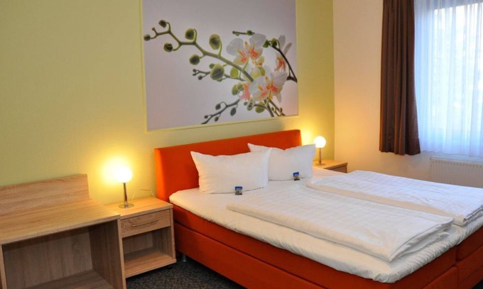 Kirchberg House | Double room shower/WC, TV - Landhotel Karrenberg