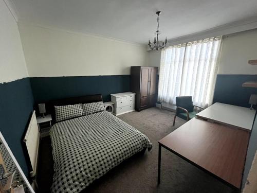 Manchester House | Double Room - Town & University nearby, 24h Bus, Airport-linked