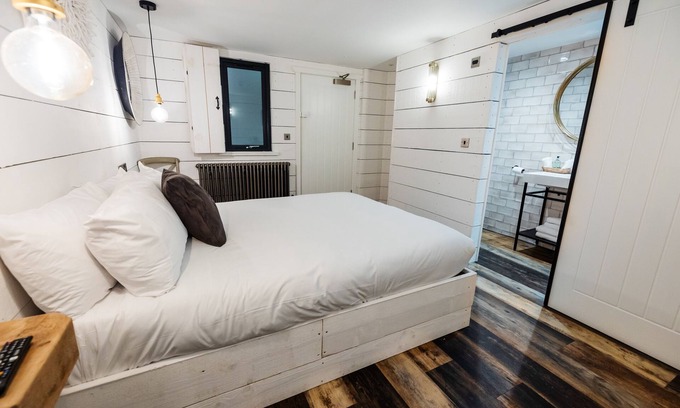 Clitheroe House | Double room with ensuite bathroom