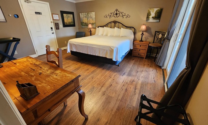 Lookout Valley Neighborhood Association Cabin | Double Room with King Bed and Balcony