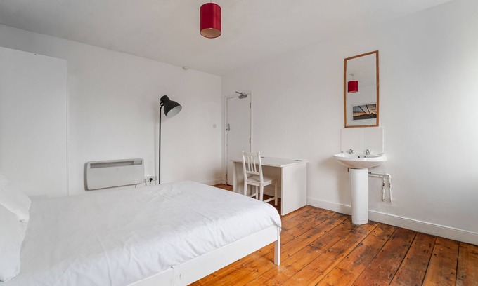 Clifton House | Double Room with Shared Bathroom