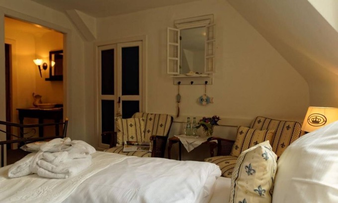 Kronenburg House | Double room with shower/WC - Burghaus and Villa Kronenburg