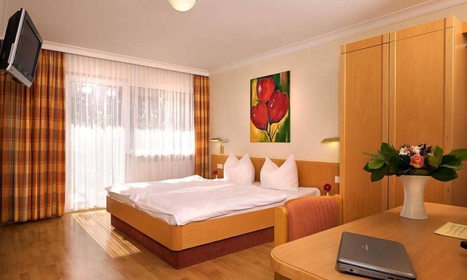 Umkirch Apartment | Double room with toilet and shower - Hotel Heuboden