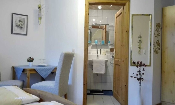 Ettenheim Apartment | Double room with WC and shower Das immer SCHÖNE - Gästehaus Waldblick