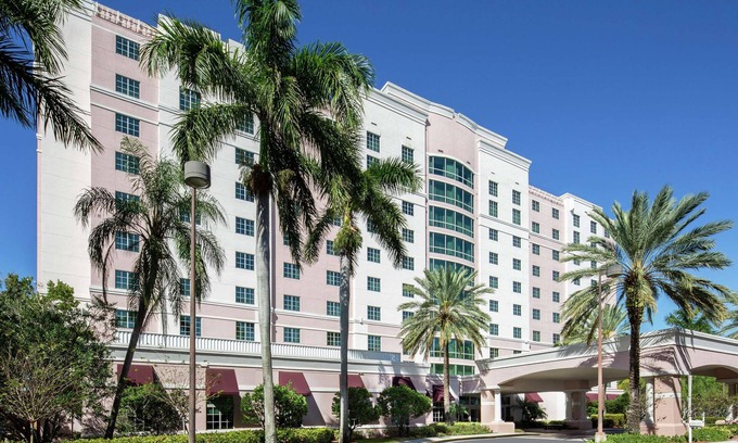 Sunrise Hotel | DoubleTree by Hilton Sunrise - Sawgrass Mills