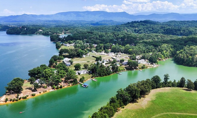 Dandridge House | Douglas Lake Lakefront Luxury.