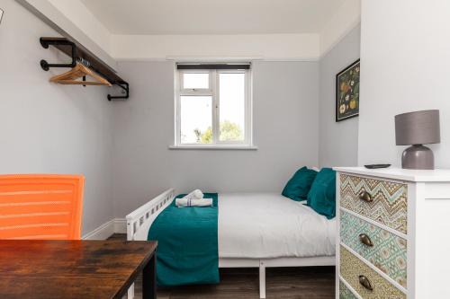 Bradley Stoke House | Dove Court Travel Lodge 2 - First Floor Ensuite