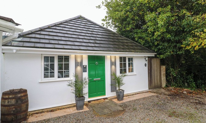 Mabe Cottage | DOWAGER COTTAGE, pet friendly, with a garden in Penryn
