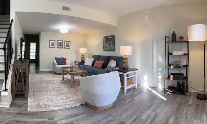 Auburn Condo | Down to the Wire, Cozy 2-bedroom condo with WiFi and AC in welcoming Auburn