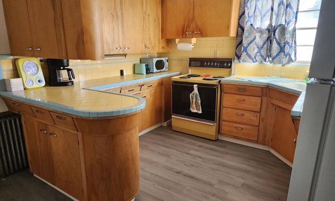 Craig Apartment | Downstairs apt, 2 beds, 3/4 bath, kitchen, washer/dryer. Walk to restaurants.