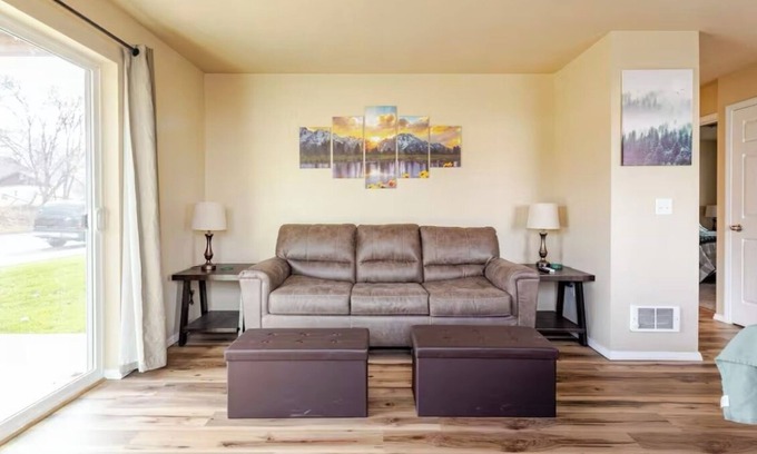 Franklin to the Fort Apartment | Downstairs Neighbor Retreat in the middle of Missoula