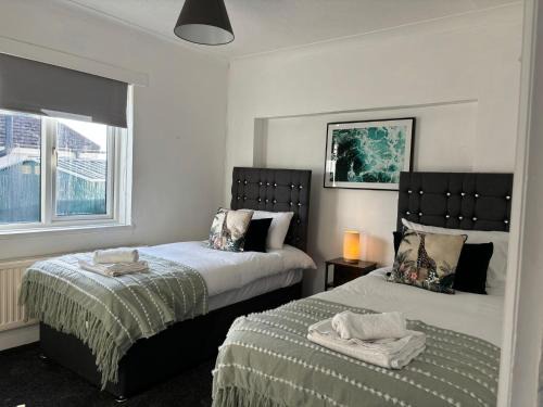 Woodingdean Apartment | Downsview Bungalow- Spacious 3BR, contractor friendly, close to University & near AMEX Stadium, parking and free WIFI, BBQ