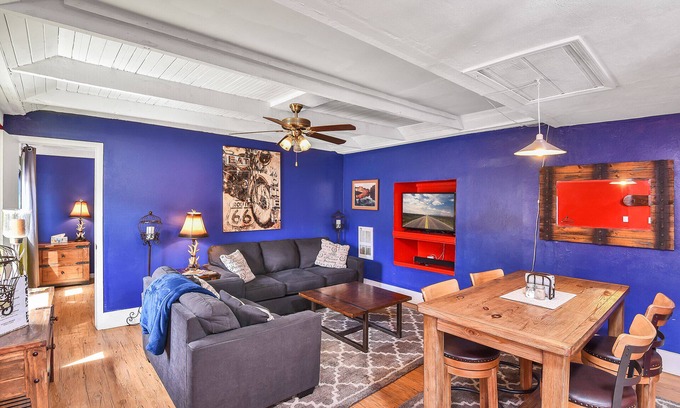 Southside House | Downtown 1 Bedroom w/Hot Tub, A/C & Sleeps 4