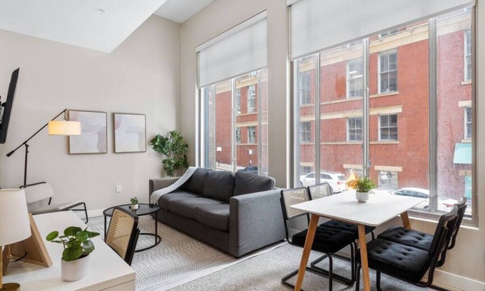 Downtown Cincinnati Apartment | Downtown 2BR with Gym, Wi-Fi & Coworking Space