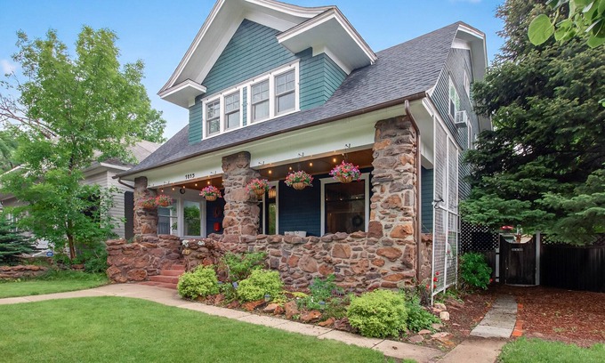 Old North End House | Downtown, 6 kings, Sleeps 14+, Game Room, Courtyard, Hot Tub