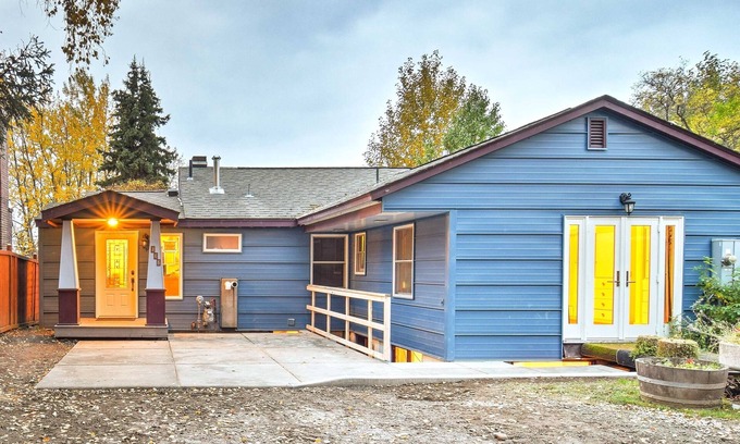 South Addition Cottage | Downtown Anchorage Home, 1 Block to Coastal Trail!