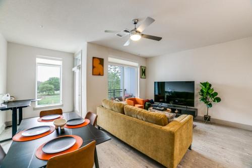 Downtown San Antonio Apartment | Downtown Apartment with Riverwalk views Free Parking Pet Friendly Centrally Located on the Riverwalk