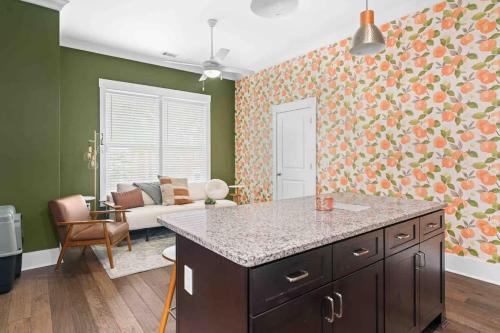 Dixon Park Apartment | Downtown at The Peach House Dogs Welcome Fully Fenced Yard and Off-street Parking