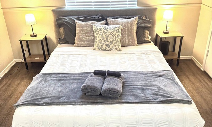 Riverside Apartment | Downtown Austin Studio Sleeps 3 Free Parking