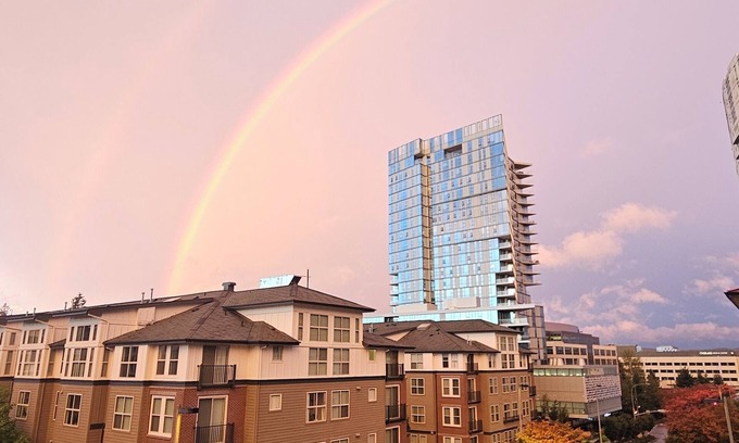 Northwest Bellevue Apartment | Downtown Bellevue 2BR w/Parking Spot