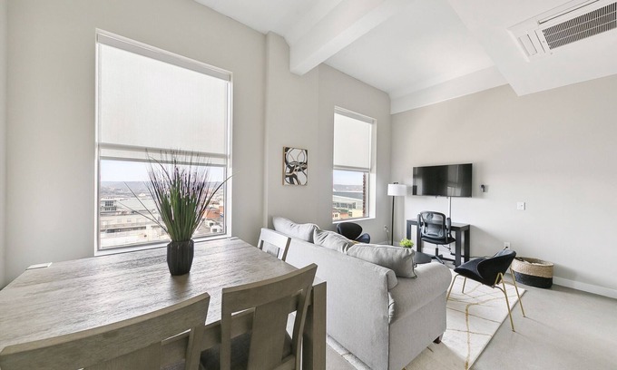 Downtown Cincinnati Apartment | Downtown/Bengals/Reds/TQL/OTR