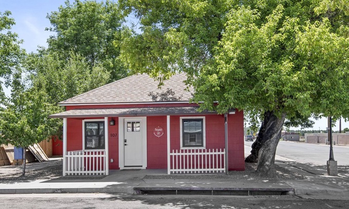 Williams House | Downtown Burgundy Bungalow w/Fully Fenced Yard, AC, W/D, 3 Smart TVs, WiFi